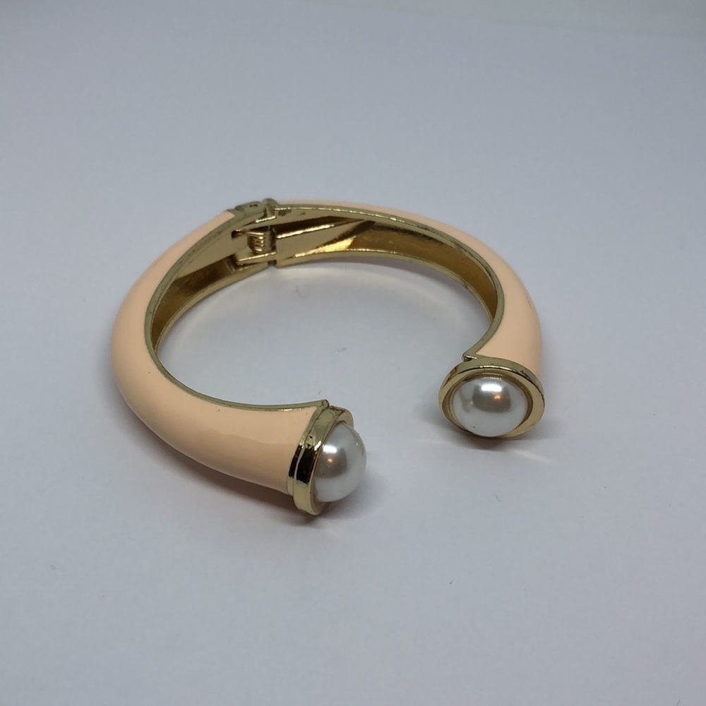 𝅺Vintage enamel faux pearls cuff hinge bracelet costume jewelry designer look.